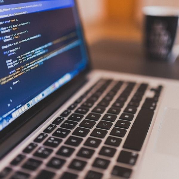 Outsourcing informatyczny w Warszawie – dlaczego warto skorzystać z tej usługi?