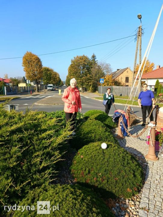 Panie z Koła Gospodyń Wiejskich z Rydzyny zadbały o miejsca pamięci