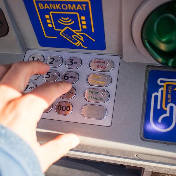 Okradziony bankomat przy sklepie Dino w Rydzynie – nocne włamanie