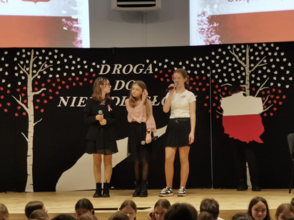 Uroczyste apele z okazji Święta Niepodległości w Szkole Podstawowej w Rydzynie