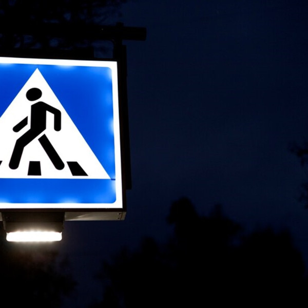 Bezpieczeństwo na drodze: Kluczowe elementy oznakowania pionowego