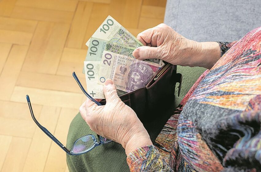 Emeryci coraz rzadziej wybierają gotówkę – rośnie popularność przelewów bankowych