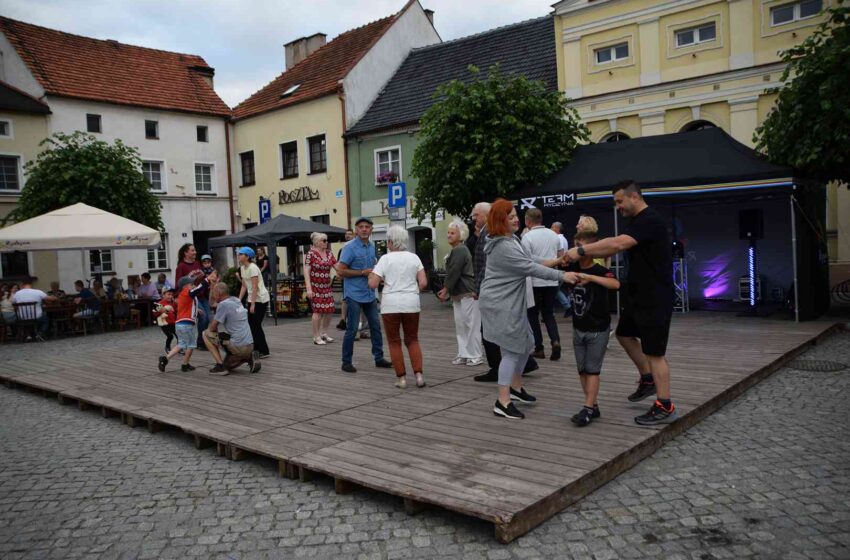 Taneczny Piątek w Rydzynie roztańczył rynek i zjednoczył mieszkańców
