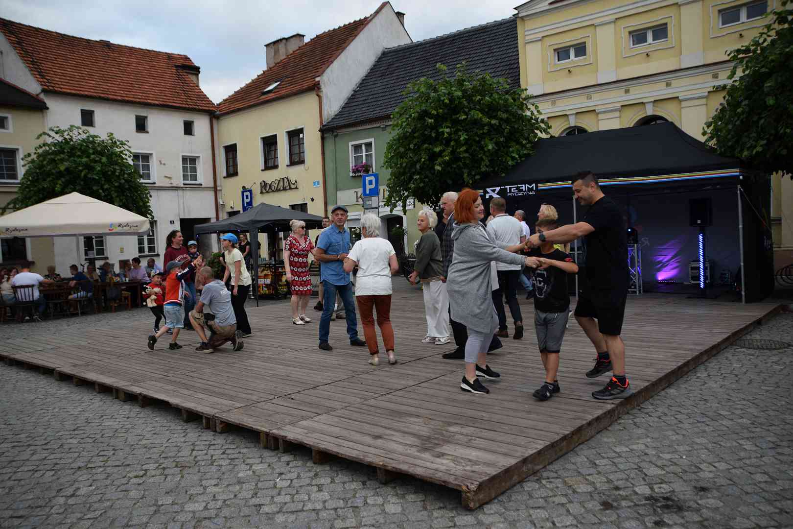 Taneczny Piątek w Rydzynie roztańczył rynek i zjednoczył mieszkańców