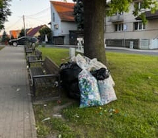 Zbieranie nakrętek zakończone, ale mieszkańcy Dąbcza nadal zostawiają worki… pod drzewem