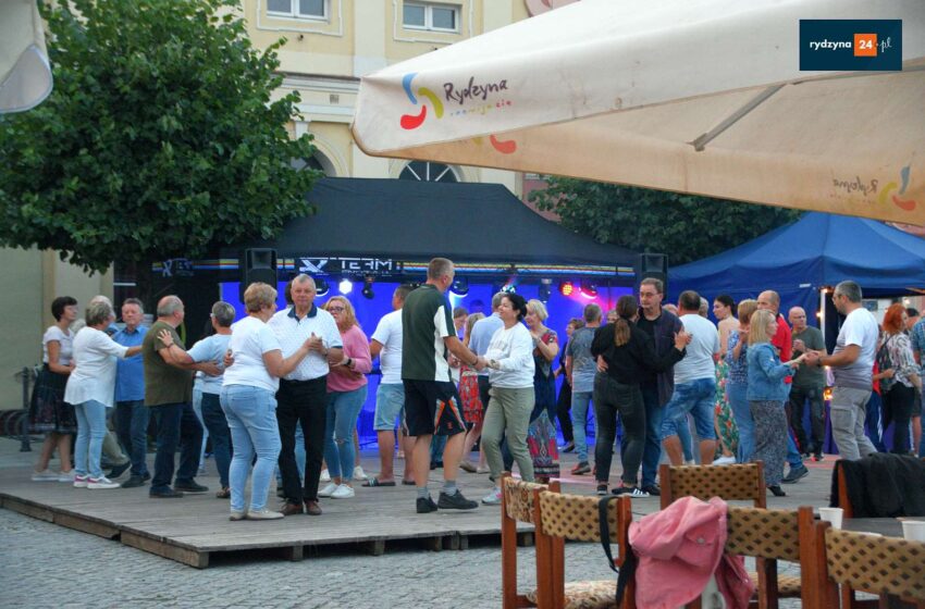  Rydzyna tańczyła! Udany „Taneczny Piątek” na rynku