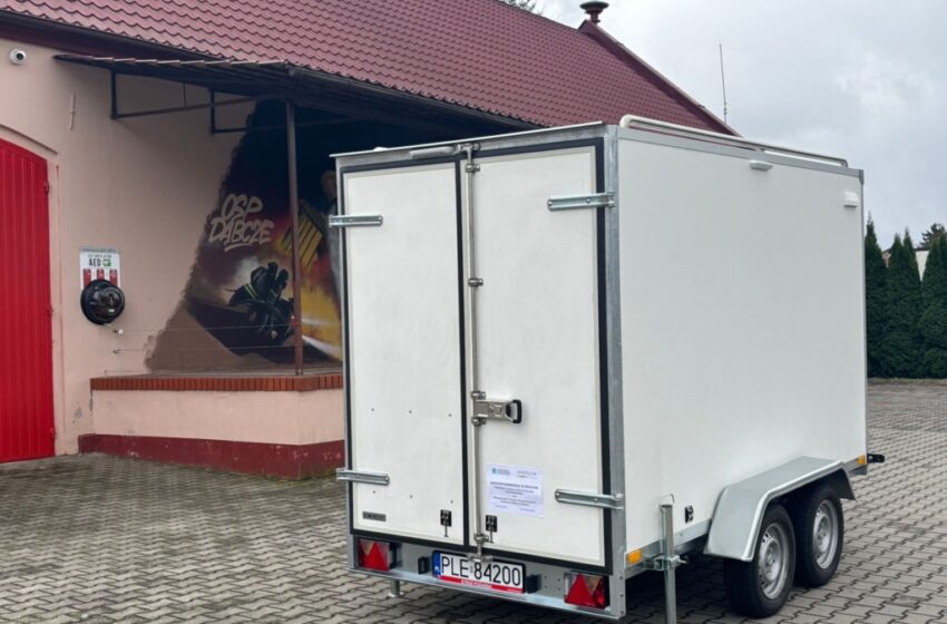 Nowa przyczepa kontenerowa dla OSP w Dąbczu