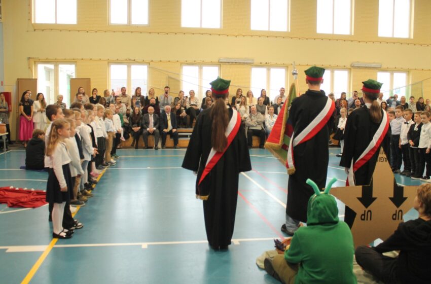 Pasowanie pierwszoklasistów w Szkole Podstawowej w Dąbczu