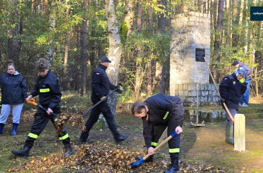 Jak co roku posprzątano teren wokół Pomnika w Lasach Rydzyńskich