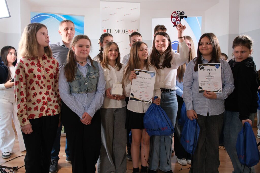 Uczniowie SP w Dąbczu ze statuetką za zajęcie I miejsca w konkursie FilmujeMy