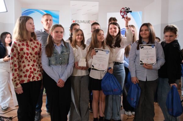 Uczniowie SP w Dąbczu ze statuetką za zajęcie I miejsca w konkursie FilmujeMy